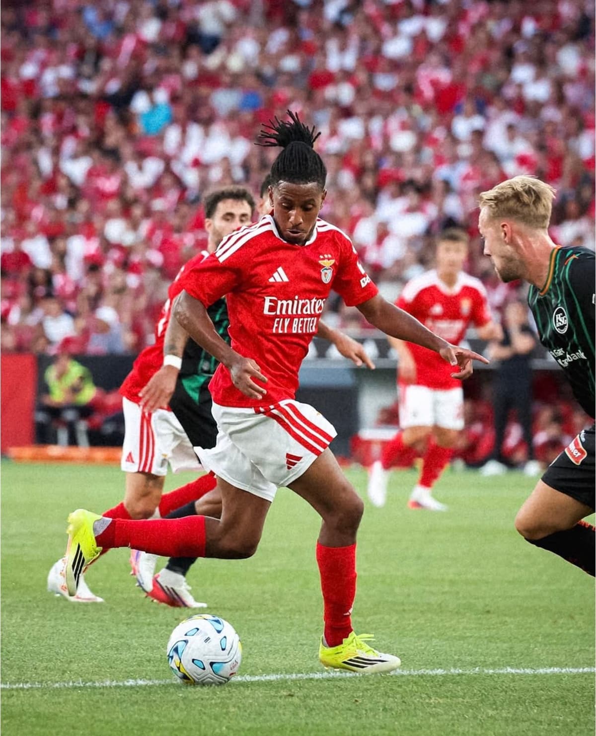 Bannière Benfica — maillot 2026/2027 dans l'ambiance du stade