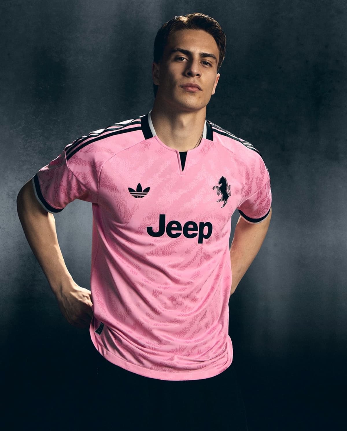 Bannière Juventus — maillot 2026/2027 dans l'ambiance du stade